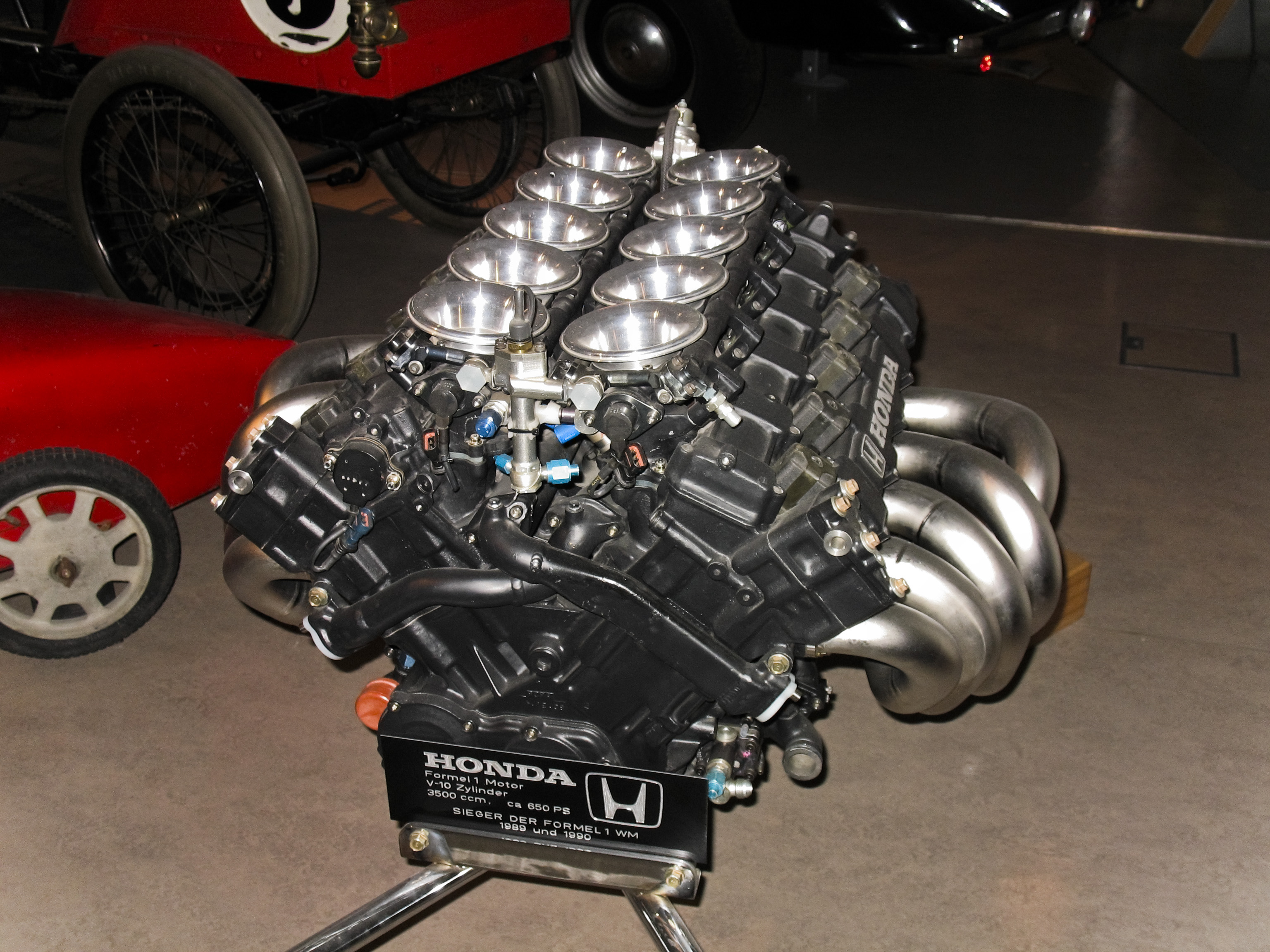 Honda V10 Formula 1 engine from 1989 front Honda V10 Formula 1 engine from 1989 front